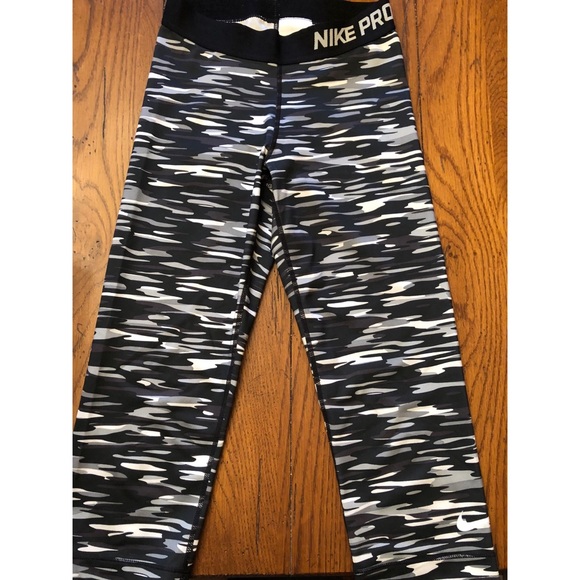 Nike Pants - 💪🏻NIKE PRO Capri leggings!!💪🏻